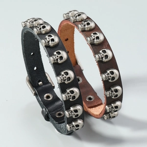 Bracelet cuir punk avec clous tête de mort argentés et boucle de ceinture réglable
