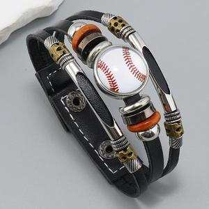 Detalle de la pulsera multicapa de béisbol en cuero con cuentas de madera y broche de presión