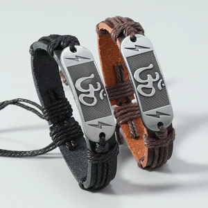 Handgemaakte vintage leren armbanden set met gegraveerd Om symbool en gevlochten details