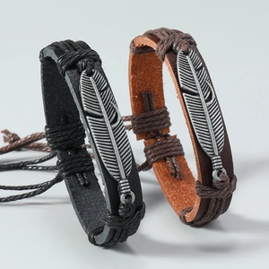 Ensemble de bracelets rétro en cuir tressé avec des breloques en plumes vintage