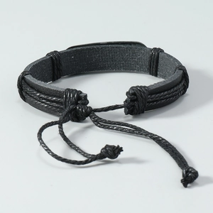 Modieuze handgemaakte zwart gevlochten leren armband met metalen details en trekkoord