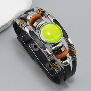 Detalle de la pulsera multicapa de cuero con cuenta de tenis y cierre metálico