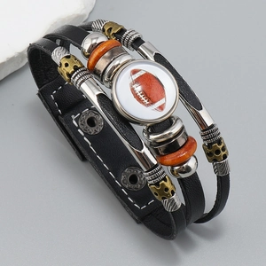 Detalle de una pulsera de cuero multicapa con dije de fútbol americano y cuentas madera