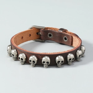 Bracelet en cuir marron pour homme avec crânes en métal argenté et boucle ardillon