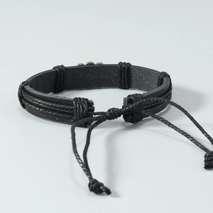 Détail du bracelet multicouche en cuir tressé noir avec nœud coulissant ajustable