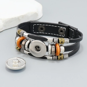 Detalle de pulsera de cuero multicapa vintage con cuentas metálicas y cierre de presión