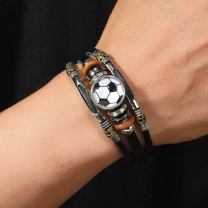 Pulsera de cuero multicapa con amuleto de fútbol y cuentas de madera para aficionados