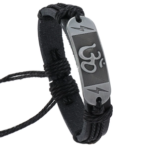 Handgemaakte geweven zwarte leren armband met gegraveerd Om-symbool op metalen plaat