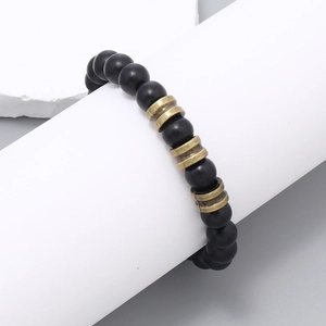 Bracelet fait main minimaliste avec perles noires mates et intercalaires en bronze antique