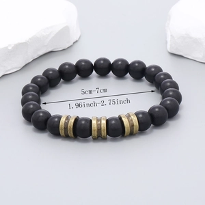 Bracelet élastique fait main avec perles noires mates et entretoises en alliage doré