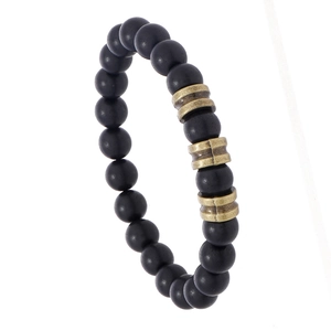 Bracelet extensible fait main avec perles noires mates et détails en laiton vintage