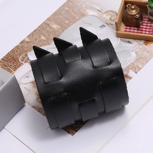 Gros plan du bracelet punk en cuir noir double couche avec pointes et texture litchi