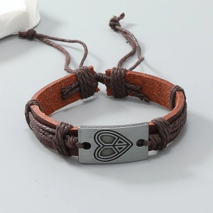 Bracelet en cuir marron avec plaque coeur de paix en alliage et détails de corde tressée