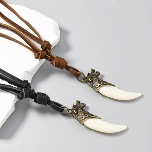Collier pendentif dent de loup pour homme avec cordon en cuir tressé et tête de loup