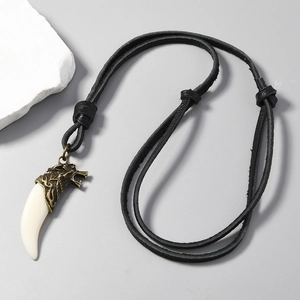 Collier réglable en cuir avec pendentif tête de loup en bronze et dent de loup