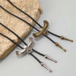 Vintage Punk Bolo Tie mit Adler-Anhänger in Gold und Silber auf geflochtener Lederkordel
