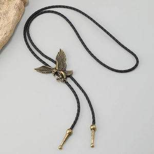 Nahaufnahme der Bronze-Adler-Bolo-Krawatte mit schwarzem geflochtenem Lederband
