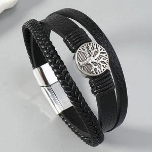 Détail du bracelet multicouche en cuir noir avec breloque Arbre de Vie et fermoir magnétique