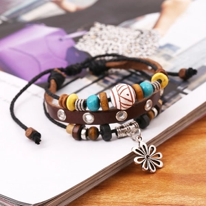 Mehrlagiges Boho-Lederarmband mit bunten Perlen und einem Zinklegierung-Blumenanhänger