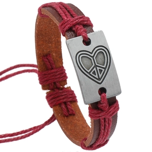 Bracelet artisanal en cuir avec cordon tressé et plaque en métal cœur et paix