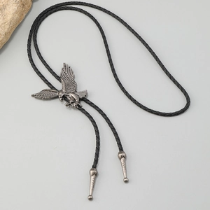 Detail einer Vintage-Adler-Bolo-Krawatte mit schwarzem Lederband und silbernem Adleranhänger