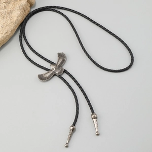 Detail der Vintage-Adler-Bolo-Krawatte mit antikem Silberfinish und schwarzer Kordel