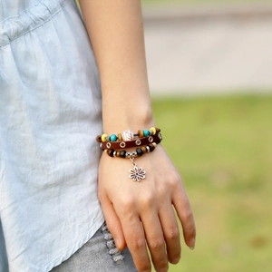 Mehrlagiges Boho-Lederarmband mit bunten Perlen und einem Vintage-Silberblumen-Anhänger