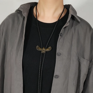 Vintage Bronze-Adler Bolo Tie mit schwarz geflochtener Lederschnur am Model