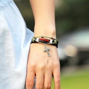 Ensemble de bracelets multicouches en cuir bohème rétro avec breloque croix en argent