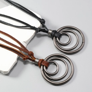 Collier rétro multicouche en cuir avec trois pendentifs anneaux concentriques en alliage