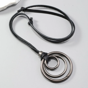 Collier à pendentif triple anneau rétro avec cordon en cuir noir sur fond gris