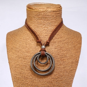 Collier à double pendentif circulaire sur cordon en cuir marron avec un style vintage