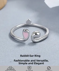 Détail de la bague oreilles de lapin en argent 925 avec émail rose et finition polie