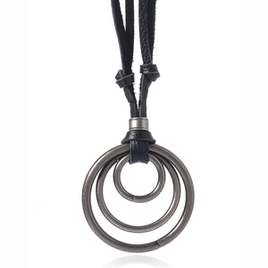 Collier Pendentif Triple Anneau en Alliage Vintage Chaîne en Corde de Cuir de Vachette Réglable pour Hommes Femmes Style Bohême