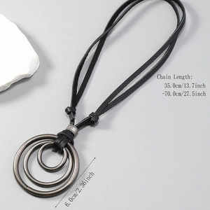 Collier réglable en cuir multicouche avec un pendentif circulaire argenté de 6 cm
