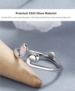 Détail macro d'une bague en argent S925 avec émail rose et finition polie hypoallergénique