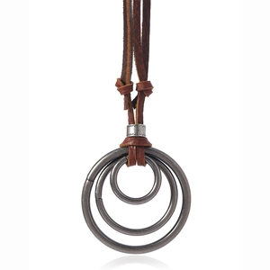 Collier en cuir multicouche réglable vintage avec pendentif à trois anneaux métalliques