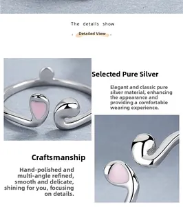 Détail de la bague en argent sterling 925 avec cœur en émail rose et poli main