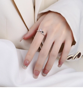 Détail d'une bague ajustable en argent avec un accent d'oreille de lapin rose