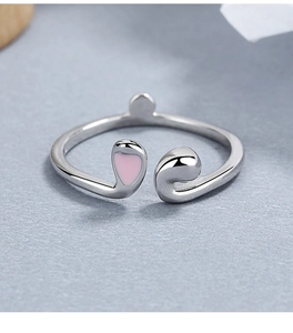 Gros plan détaillé de la bague ajustable en argent 925 avec accents de cœur rose