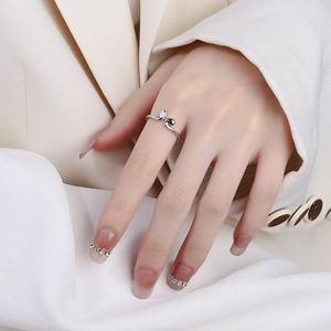 Bague ajustable en argent 925 avec oreilles de lapin et émail rose de style minimaliste