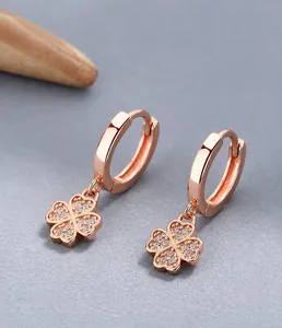 Detalle de pendientes de trébol de cuatro hojas en plata S925 oro rosa con incrustación de circón