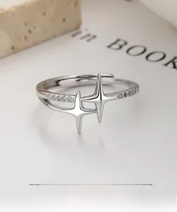 Makroaufnahme von S925 Sterlingsilberring mit Doppelsternmotiven und Pavé-Fassung