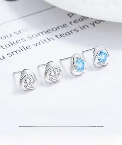 Vue macro de boucles d'oreilles trèfle en argent S925 avec zircons clairs et bleus