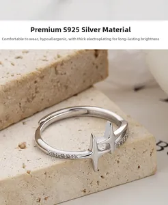 Detailaufnahme des Rings aus 925er Sterlingsilber mit Sternen und Zirkon-Besatz