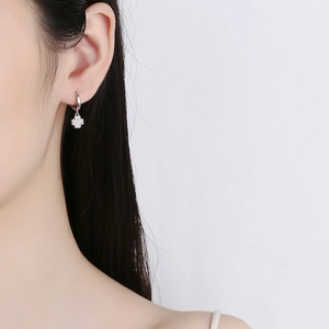 Elegantes pendientes de trébol en plata S925 con circonitas brillantes para mujer