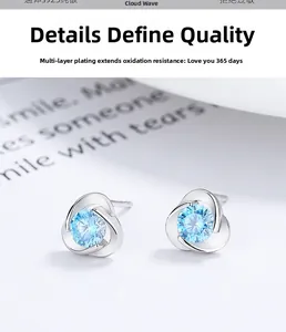 Vue macro des boucles d'oreilles trèfle en argent S925 avec zircons bleu céleste