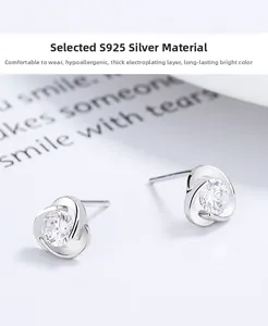 Détail macro de boucles d'oreilles trèfle en argent S925 avec zircons cubiques brillants
