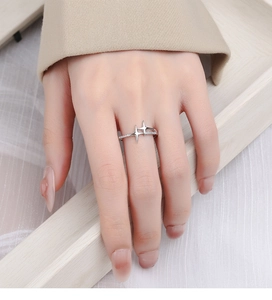 Detailansicht eines 925er Sterling Silber Sternrings mit Zirkon-Inlay an weiblicher Hand