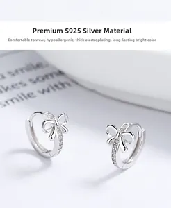 Macro di orecchini a fiocco in argento sterling 925 con brillanti pietre di zircone